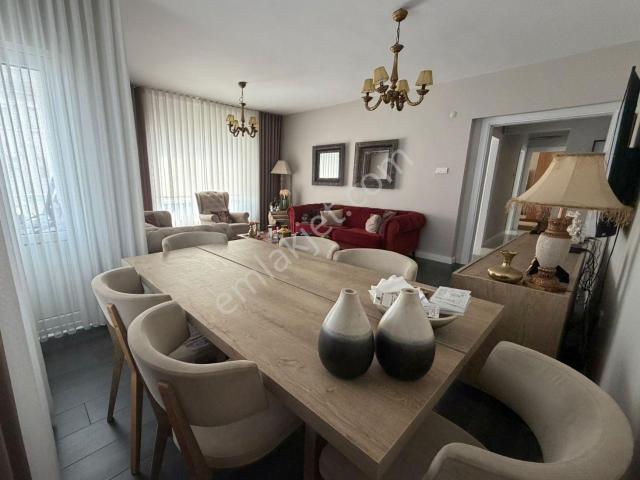 Bostancı Kaya Sitesinde Yenilenmiş Bakımlı Satılık 3+1 Daire