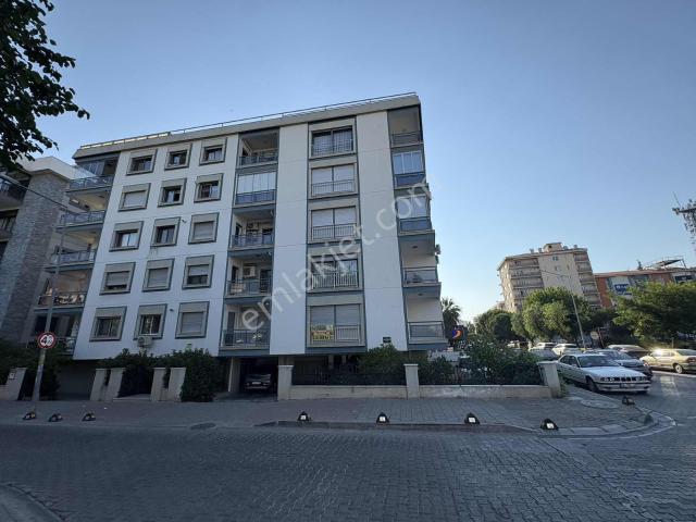 Bostanlı Merkezde Otoparklı Binada Köşe Konumda Geniş 4+1 Daire