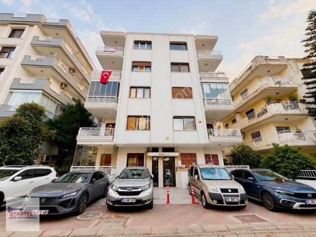 Bostanlı Akbank Sokakları'nda Geniş Bakımlı 3+1 Satılık Daire