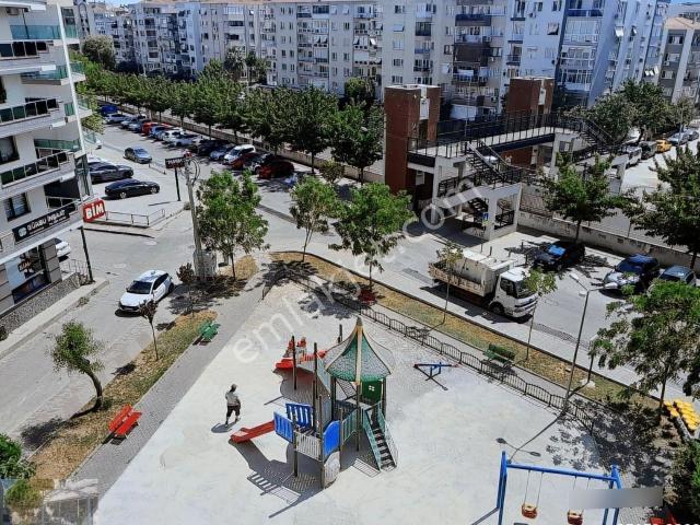 Bostanlı Cepheli Önü Açık Otoparklı