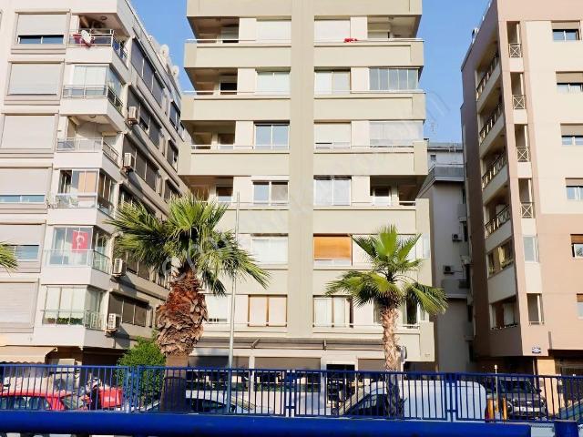 Bostanlı Tramvay Çarşı Durağı Karşısında Kiralık 3+1 Daire