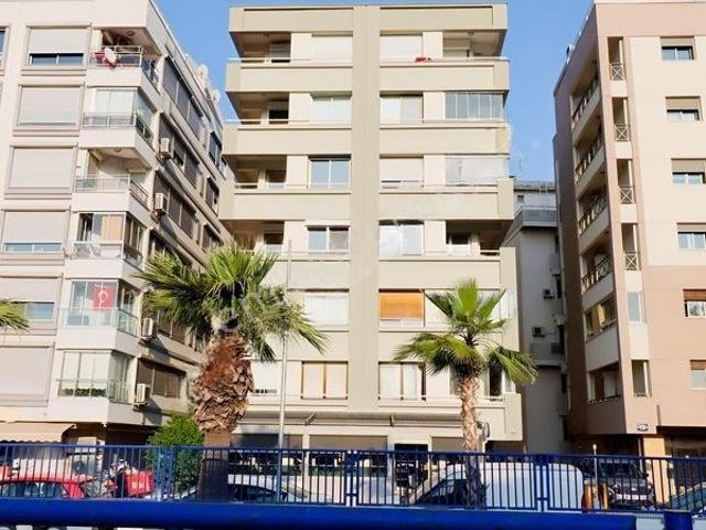 Bostanlı Tramvay Çarşı Durağı Karşısında Kiralık 3+1 Daire