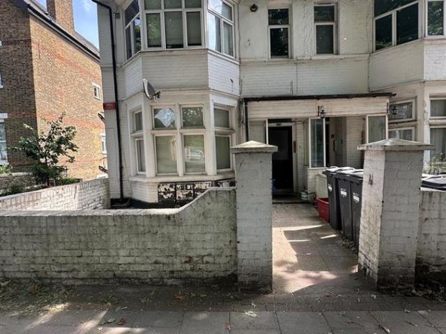 Boston Manor Road, Brentford TW8, 1 bed flat to rent, £1,600 pcm | PrimeLocation