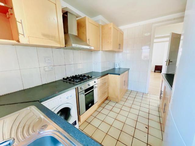 Boston Road, London W7 3 bed flat to rent £2,100 pcm £485 pw