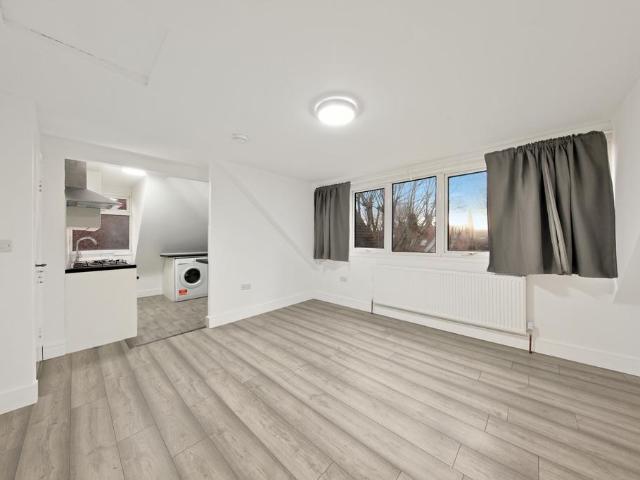 Boston Road, London W7 2 bed flat to rent £1,950 pcm £450 pw
