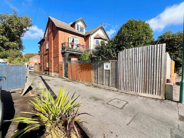Boscombe 2 bed flat to rent £1,000 pcm £231 pw