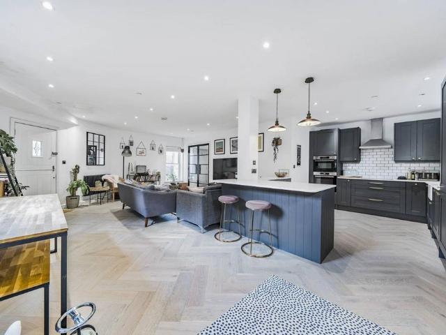 Boscombe Road, London, SW17 9JL, United Kingdom | 3 bed townhouse for rent #140800238 | Rentberry