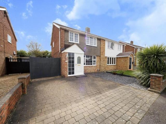 Bosmore Road, Luton, Bedfordshire, LU3 3 bed semi detached house to rent £1,700 pcm £392 pw