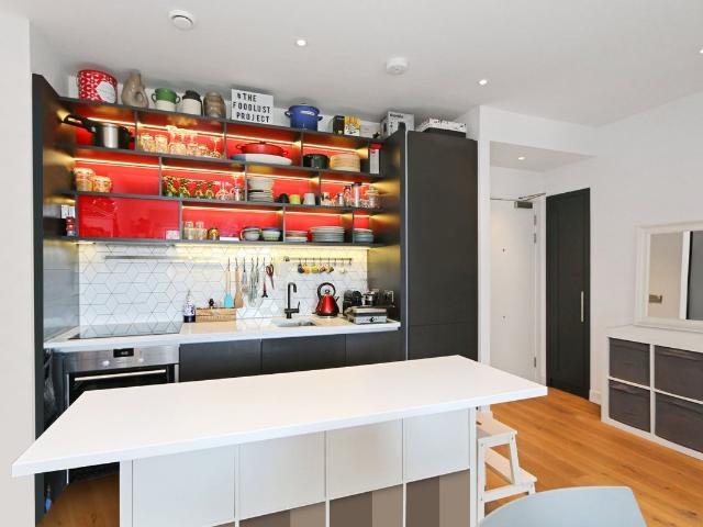 Botanic Square, Canning Town, London E14, 1 bed flat to rent, £2,250 pcm | PrimeLocation