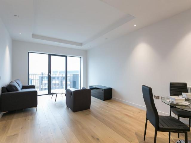 Botanic Square, London, E14 1 bed apartment to rent £2,300 pcm £531 pw