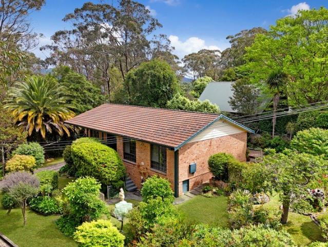 Botanical Bliss Meets 1980s Brick Brilliance