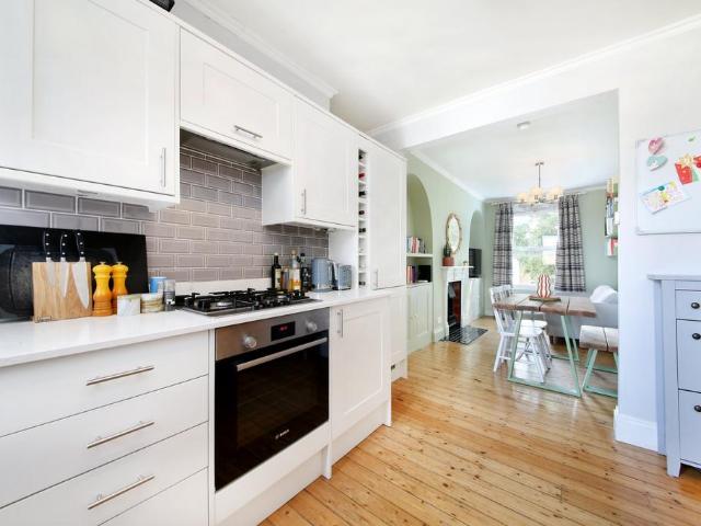 Boutflower Road, Battersea, London, SW11 2 bed flat to rent £2,650 pcm £612 pw