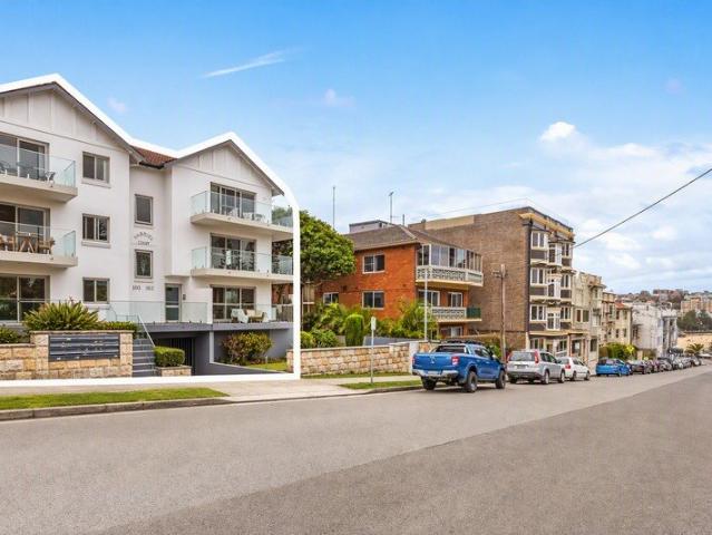 Boutique Top Floor Coogee Beach Apartment With Sunny Balcony, 150m To The Sand