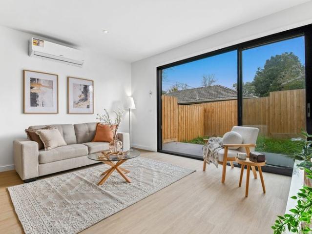 Boutique Townhouse Located in the Heart of Mitcham