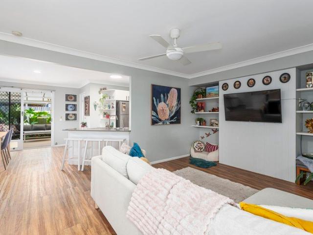 Boutique townhouse Living in prime location central Elanora