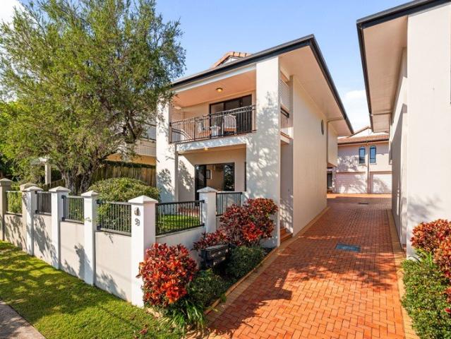 Boutique Townhouse with City & Mountain Views
