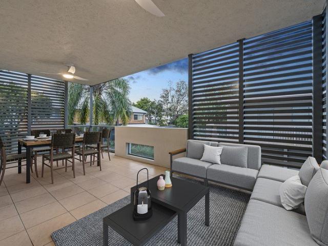 Boutique two bed apartment a stroll to Portside Wharf
