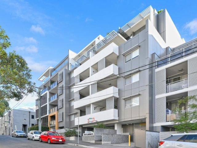 Boutique Two Bedroom Apartment Directly Opposite Sydney University & RPA