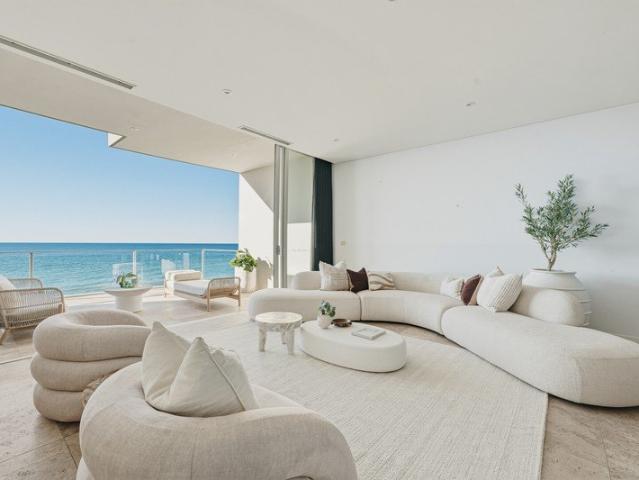 Boutique Absolute Beachfront Penthouse