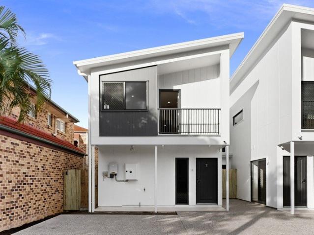 Boutique Ascot Living with Internet, Electricity & Water Included!