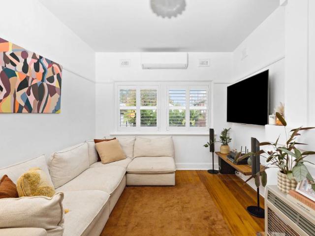 Boutique Apartment with Expansive North Facing Courtyard & Deck