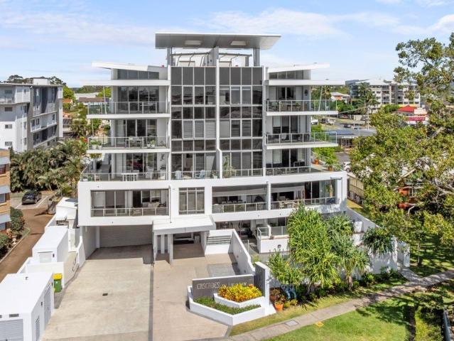 Boutique Bayside Living with Water Views and Bay Breezes