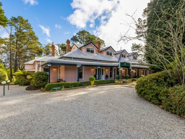 BOUTIQUE BLUE MOUNTAINS' RETREAT | ESTABLISHED INCOME | SIGNIFICANT UPSIDE | Resort Brokers ID: FH009420
