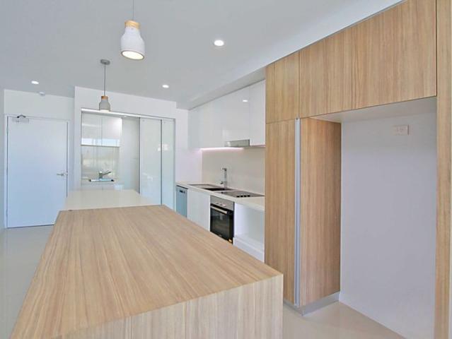 BOUTIQUE BUILDING WALK TO THE BROADWATER CENTRAL SOUTHPORT POSITION