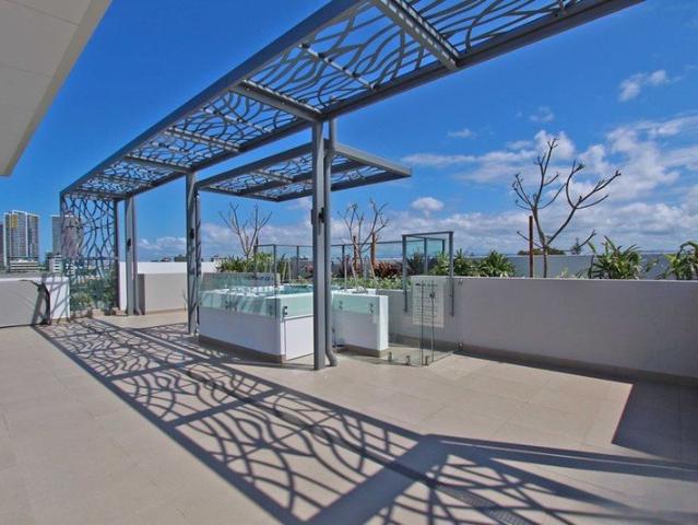 BOUTIQUE BUILDING WALK TO THE BROADWATER CENTRAL SOUTHPORT POSITION