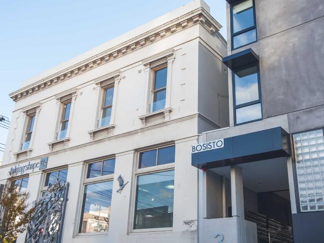 BOUTIQUE BUILDING, GREAT OUTDOOR LIFESTYLE, STUNNING CITY VIEWS!