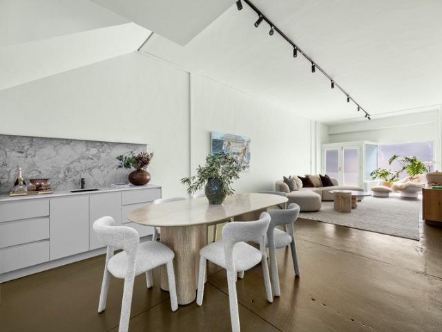 Boutique Designer Terrace With A Sunny Garden, Dual Street Access And Parking