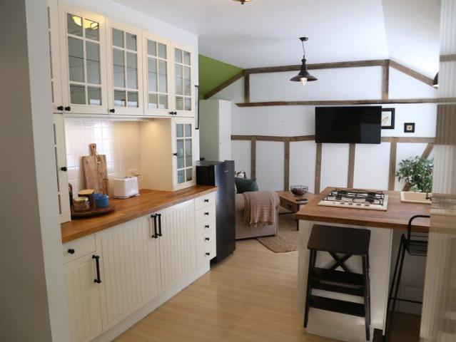 Boutique Fully Furnished Studio Apartment Prime Location!