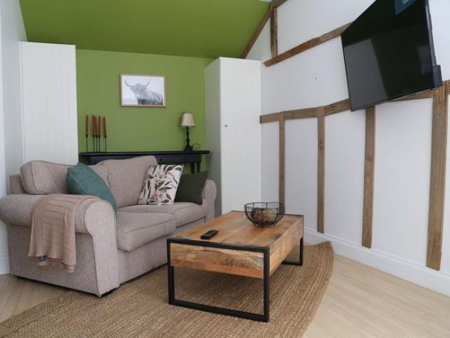 Boutique Fully Furnished Studio Apartment Prime Location!