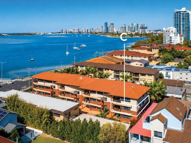 BOUTIQUE LIVING ON THE GOLDEN MILE