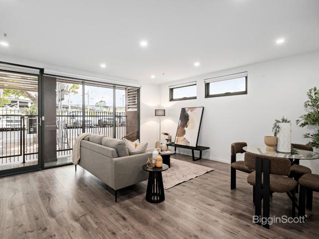 BOUTIQUE LIVING WITH PRIVATE ENTRY & COURTYARD APPEAL!