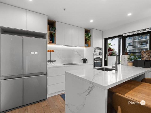Boutique Luxury Bayside with Exceptional 133m² of IndoorOutdoor Living