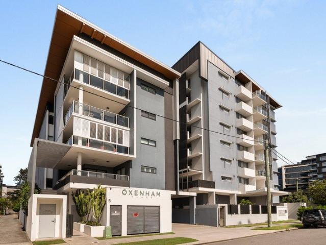 BOUTIQUE PARKSIDE LIVING WITH WALKABLE LIFESTYLE APPEAL