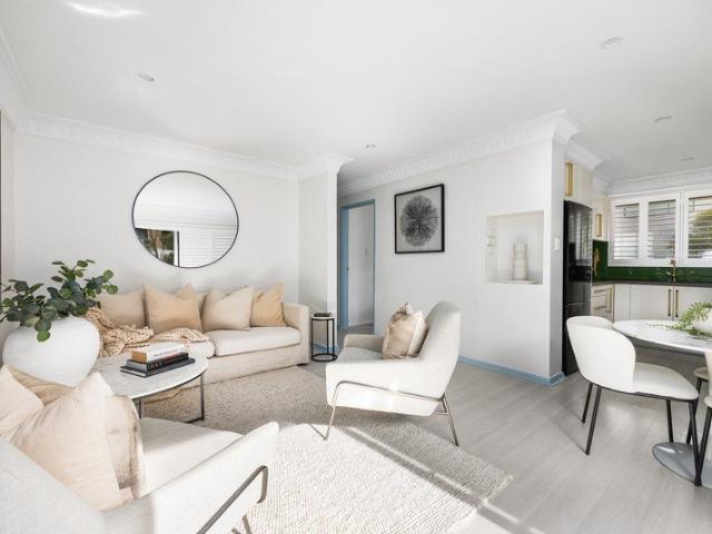 Boutique Style In A Leafy Parkside Enclave, A Sunlit Three Bedroom Sanctuary With Parking