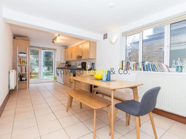 Bouverie Road, London N16 2 bed flat to rent £2,353 pcm £543 pw