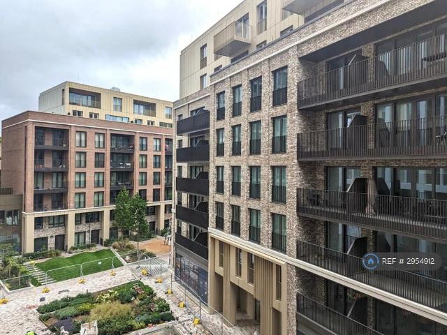 Bouchon Point, London, E1 1 bed flat to rent £2,400 pcm £554 pw