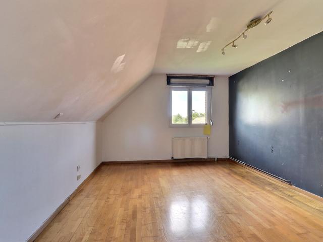 Bouchain: Semi plain pied individuel en retrait de rue