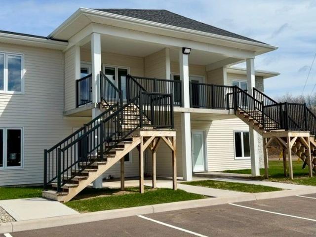 Boudrot Village 1096 Chemin Ohio + Free Wifi! Unit 17