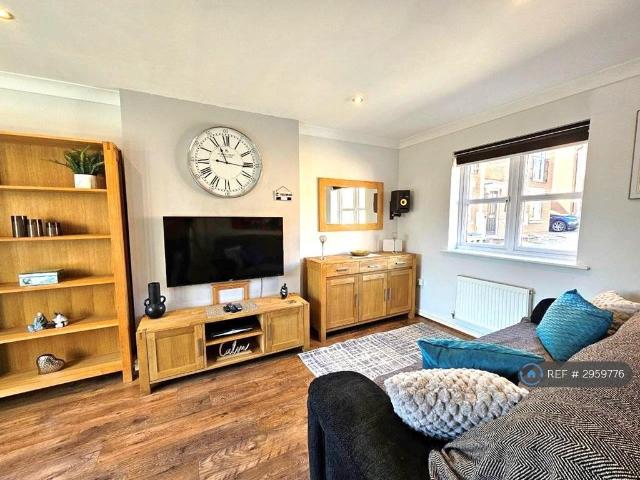 Boughton Way, Gloucester, GL4 3 bed semi detached house to rent £2,500 pcm £577 pw