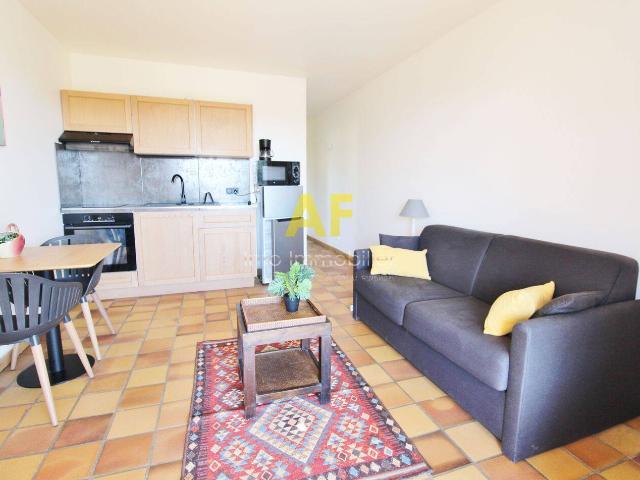 BOULOURIS BEAU STUDIO MEUBLE AVEC COIN NUIT