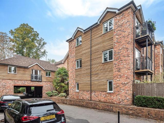 Boulters Court, MAIDENHEAD 2 bed apartment to rent £1,695 pcm £391 pw