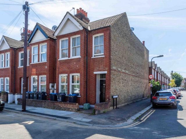 Boundary Road, Colliers Wood SW19, 2 bed flat to rent, £1,900 pcm | PrimeLocation