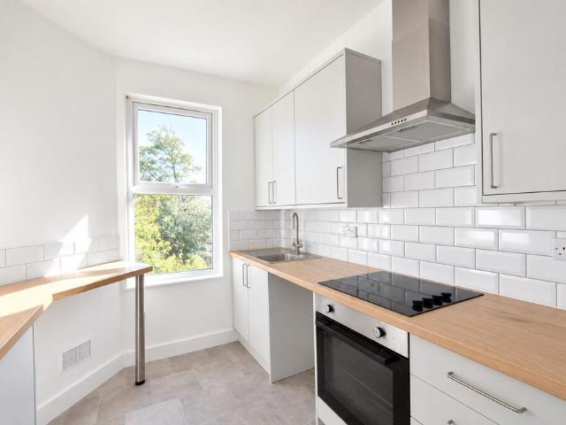 Boundary Road, Hove 3 bed apartment to rent £1,550 pcm £358 pw