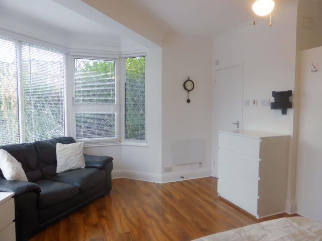 Boundary Road, Hove BN3, Studio to rent, £950 pcm | PrimeLocation