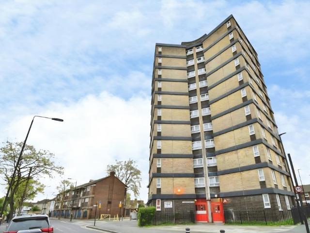 Boundary Road, London E13 2 bed apartment to rent £1,750 pcm £404 pw