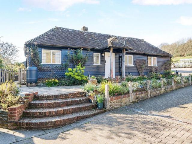 Boundless Road, Godalming GU8 2 bed bungalow to rent £1,795 pcm £414 pw